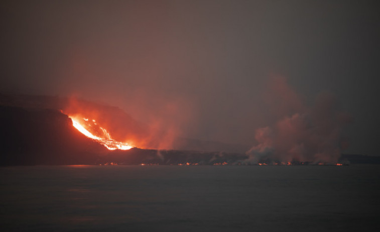 El volcán de La Palma suma dos centros emisores mientras  el aire es saludable para los ciudadanos