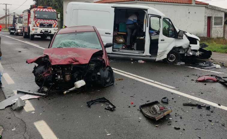 ​Herido un joven en una colisión con tres vehículos implicados en la carretera de Olveira, en Ribeira