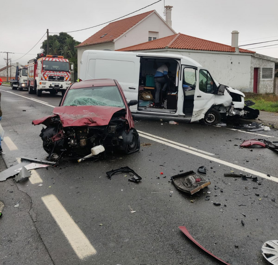 ​Herido un joven en una colisión con tres vehículos implicados en la carretera de Olveira, en Ribeira