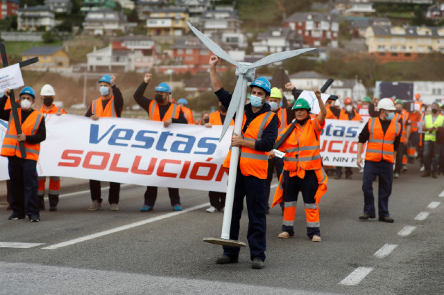 Centenares de personas respaldan en Viveiro a los trabajadores de Vestas