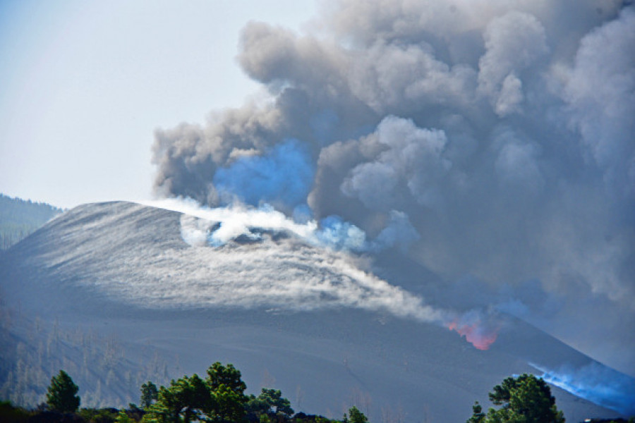 La erupción del volcán no cesa tras catorce días y los vecinos ven imposible la normalidad