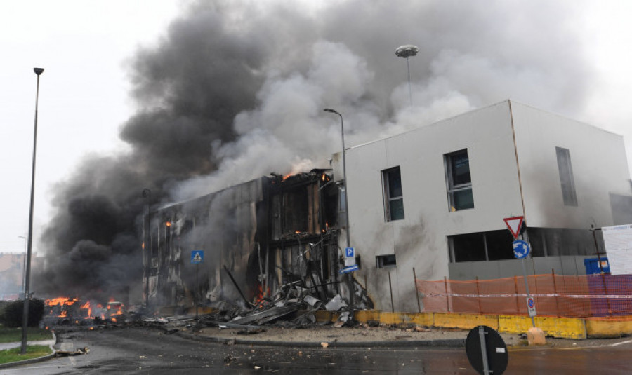 Mueren 8 personas al estrellarse un avión contra un edificio cerca de Milán