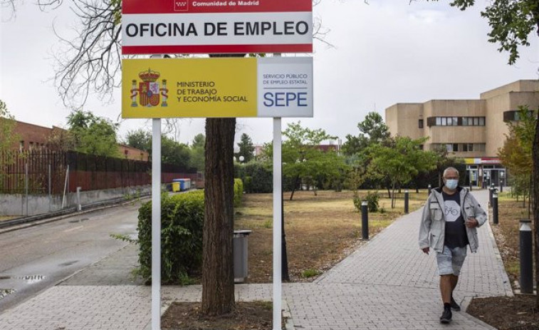 El paro registra su mayor caída mensual en un mes de septiembre, con 76.113 desempleados menos