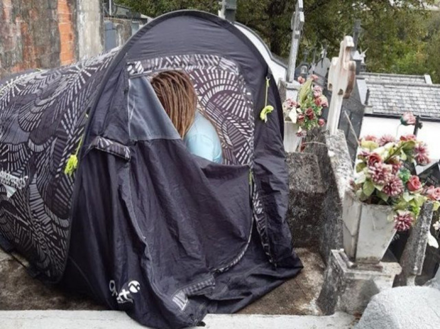 Desalojada una peregrina alemana que acampó para hacer noche en un cementerio