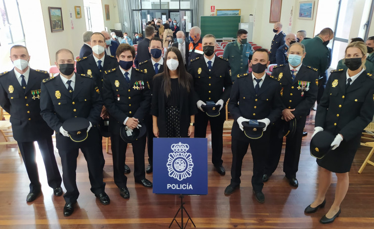 La Policía Nacional de Ribeira condecora a cinco de sus miembros por sus meritorias intervenciones