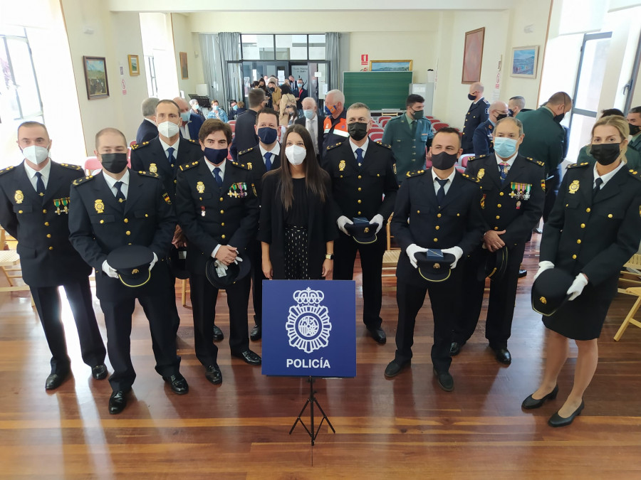 La Policía Nacional de Ribeira condecora a cinco de sus miembros por sus meritorias intervenciones