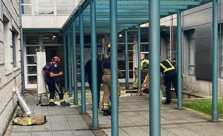 Una fuga desparrama litros de gasoil sobre la entrada del centro de salud de San Roque