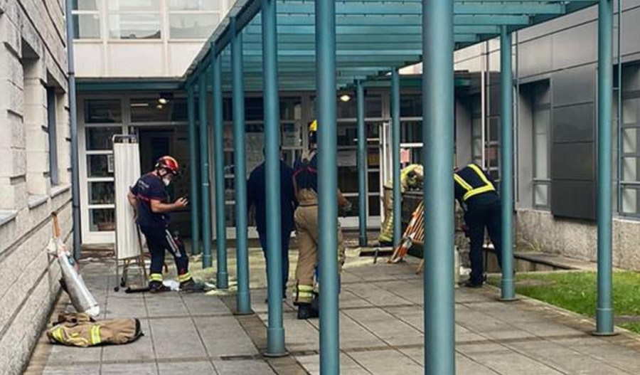 Una fuga desparrama litros de gasoil sobre la entrada del centro de salud de San Roque