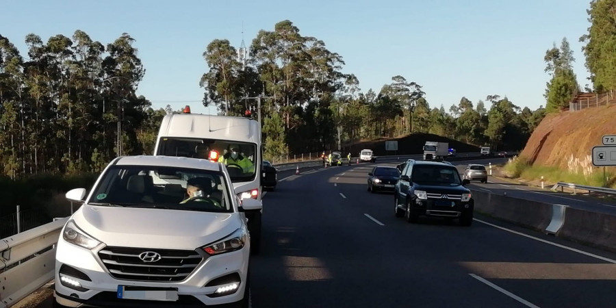 La carga de un camión caída en la Autovía do Barbanza en A Pobra causa el pinchazo de ruedas en varios vehículos