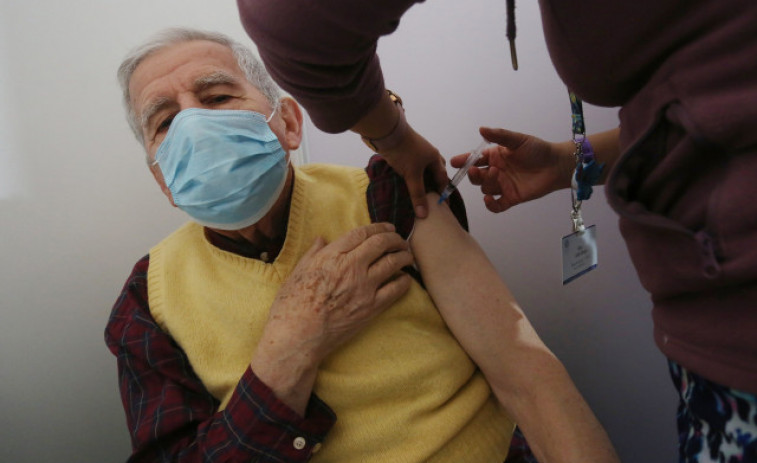 Galicia confirma que vacunará desde el 25 con el refuerzo a los mayores conforme cumplan 6 meses de la pauta