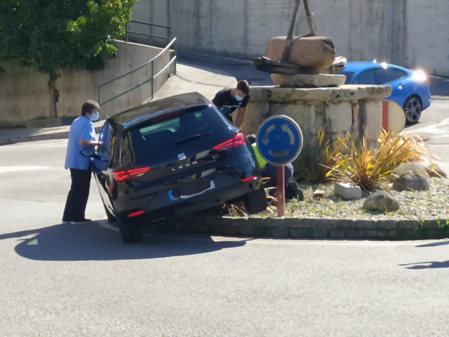 Un coche estacionado en el parking disuasorio de Abesadas acaba subido a una rotonda al quedar sin freno