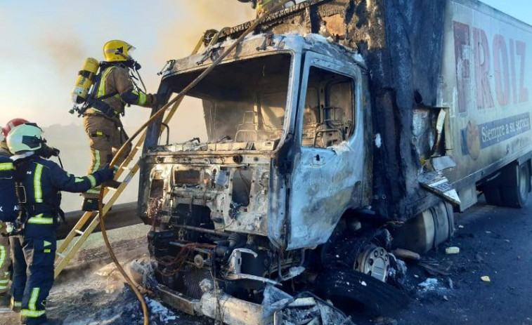 Un incendio calcina la cabina de un camión y obliga a cortar un carril de la AP-9 en Caldas