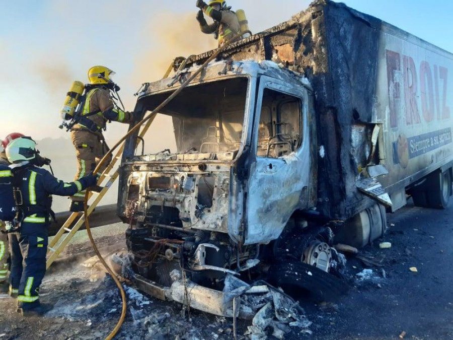 Un incendio calcina la cabina de un camión y obliga a cortar un carril de la AP-9 en Caldas