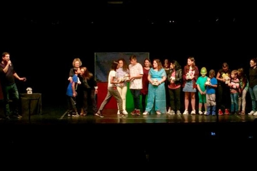 Riesgo de suspensión de la Escola Infantil de Teatro de Ribeira al no reunir un mínimo de alumnos