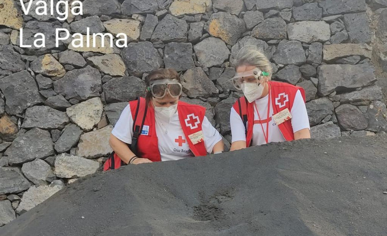 La edil de Valga Begoña Piñeiro presta ayuda en La Palma a los afectados por la erupción del volcán