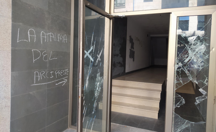 Presión policial y social provocan que empiecen a marcharse varios okupas de un edificio de Abesadas