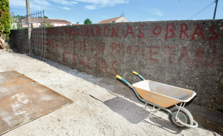 Las mejoras en el cementerio de Vilariño generan un conflicto vecinal y llegan a parar las obras