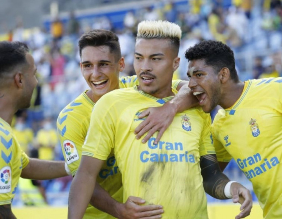 La UD Las Palmas propone a clubes de LaLiga subastar camisetas para los afectados de La Palma