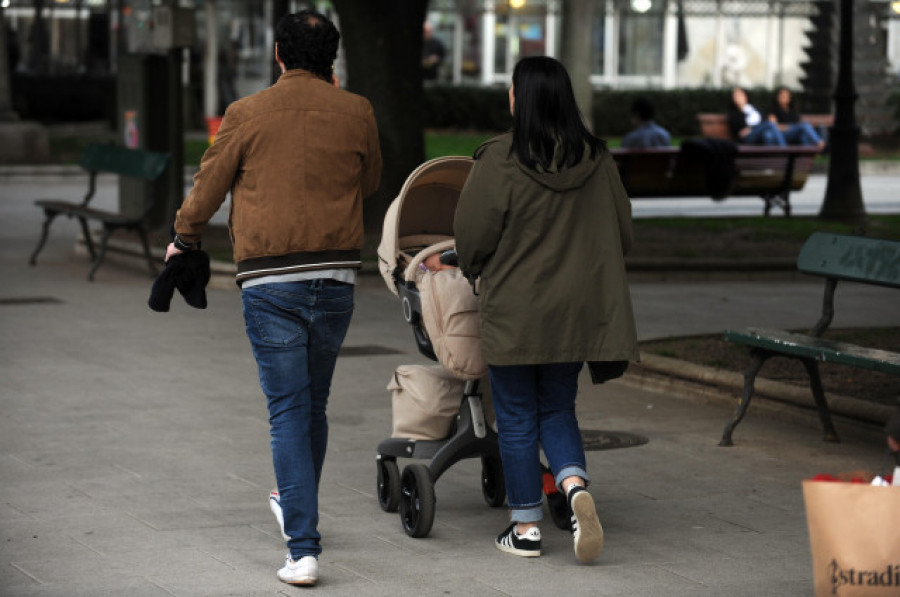 Montero garantiza que el aumento del permiso de paternidad y el 'cheque bebé' se incluirán en la Ley de Familias