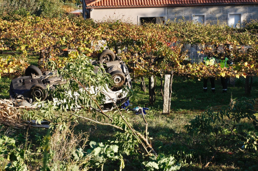 Fallece una vecina de Catoira en una aparatosa salida de vía en Carracedo, en Caldas