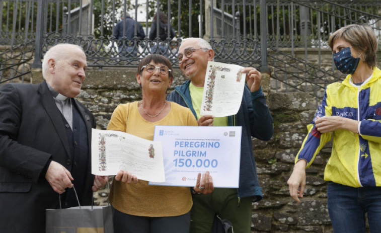 Una peregrina francesa recibe la compostela número 150.000 de este Xacobeo