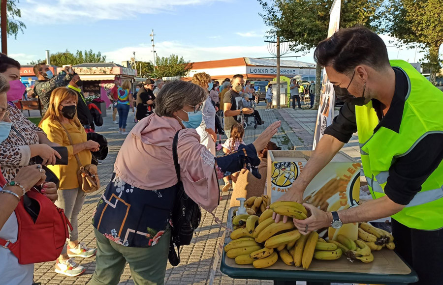 Las Xornadas Marisqueiras sirven de revulsivo para O Grove que rozó el completo en el puente