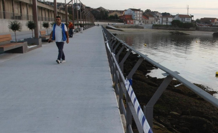 La empresa adjudicataria inicia la reparación de los desperfectos del paseo marítimo a Vilaxoán