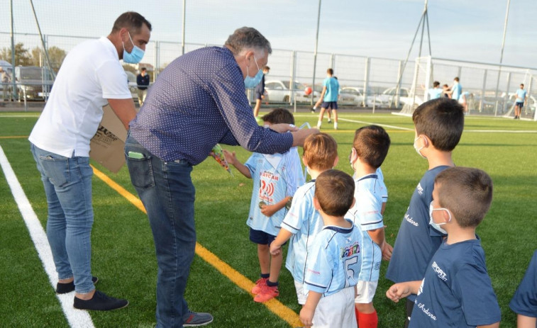 Los jugadores más pequeños de Sanxenxo inauguran el renovado campo de fútbol de O Revel