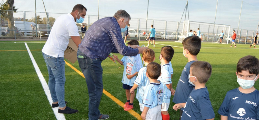 Los jugadores más pequeños de Sanxenxo inauguran el renovado campo de fútbol de O Revel
