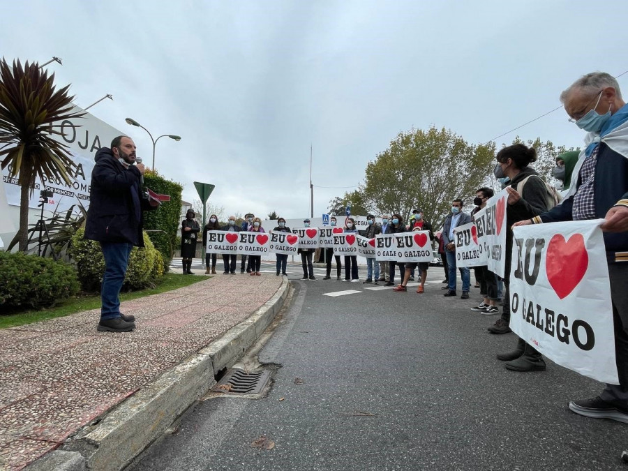 A Mesa se manifiesta en Illa da Toxa para defender el topónimo frente a la "barbarización" del Foro La Toja