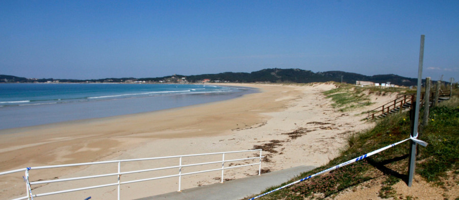 El voluntariado de Afundación y Abanca retira más de 400 kilos deresiduos de la playa de A Lanzada