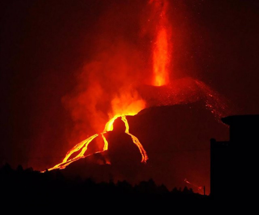 Las coladas del volcán de La Palma continúan avanzando con un "enorme aporte de energía" hacia el mar