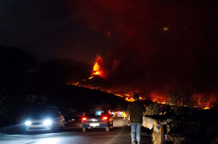 Las coladas de lava que emite el volcán de La Palma logran llegar hasta La Laguna