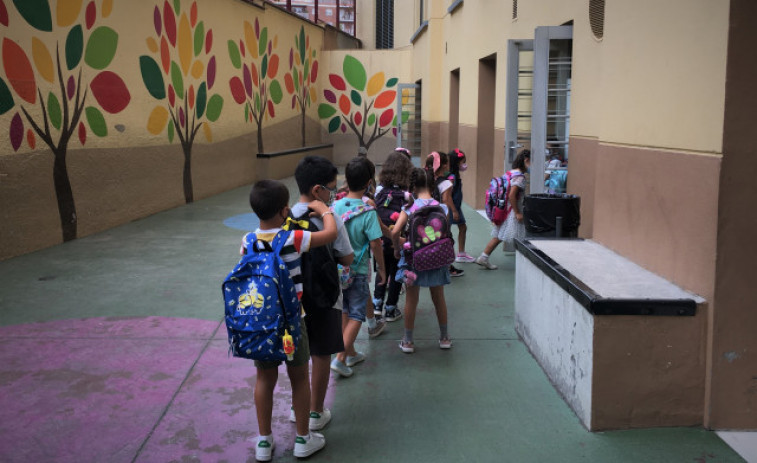La mascarilla deja de ser obligatoria en los patios de los colegios en Madrid