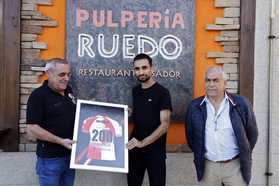 Julio Rey alcanza la histórica cifra de 200 partidos con el Arosa