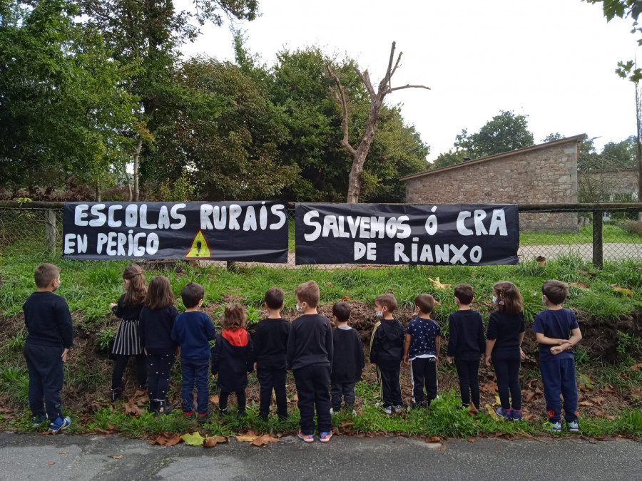 La comunidad educativa del CRA de Rianxo sale a la calle para salvar la escuela rural