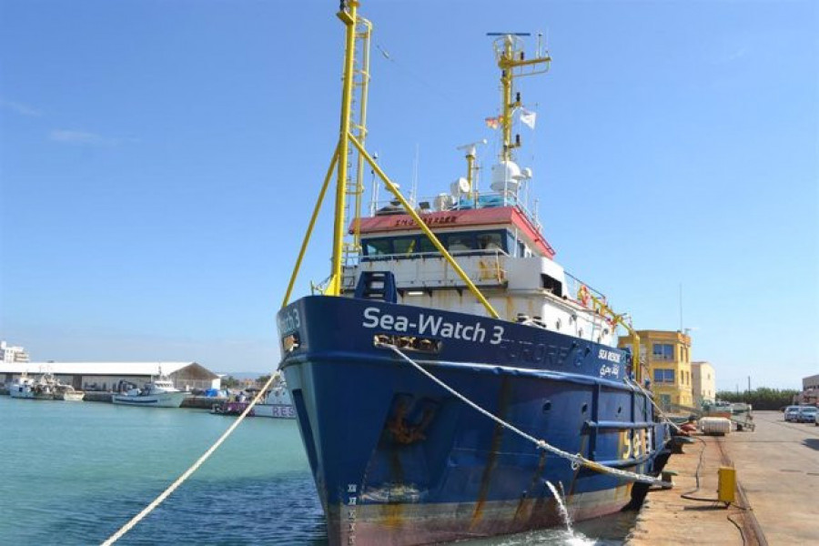 Italia permite al buque de rescate alemán 'Sea Watch 3' atracar en Sicilia con más de 400 migrantes a bordo