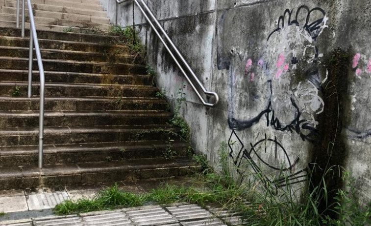 Vecinos de A Escardia denuncian el peligro de las escaleras que acceden al paso subterráneo