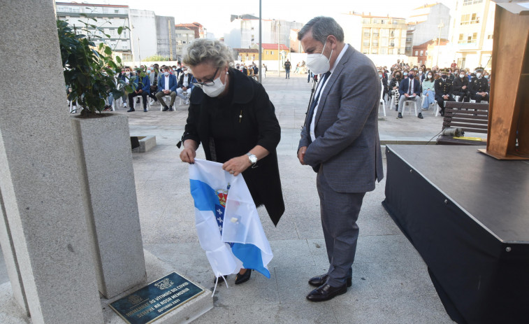 Ribeira recordará por siempre a las víctimas de la pandemia con un monumento y una placa en la Plaza de España