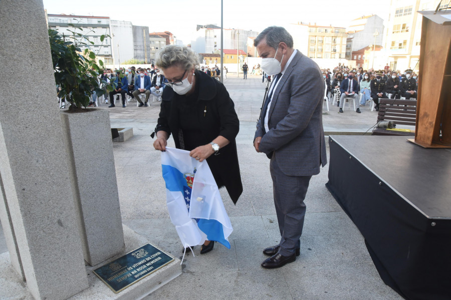 Ribeira recordará por siempre a las víctimas de la pandemia con un monumento y una placa en la Plaza de España