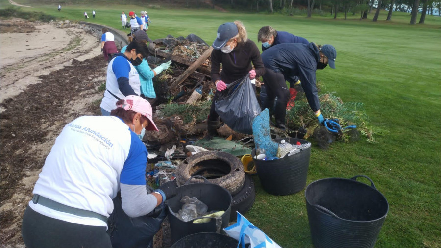 Más de 300 voluntarios retiran 10 toneladas de residuos en los fondos de Cambados y O Grove