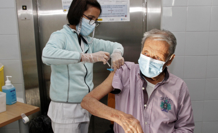 Los octogenarios de Arousa reciben a la vez la vacuna de la gripe y la del covid
