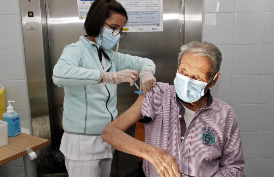 Los octogenarios de Arousa reciben a la vez la vacuna de la gripe y la del covid