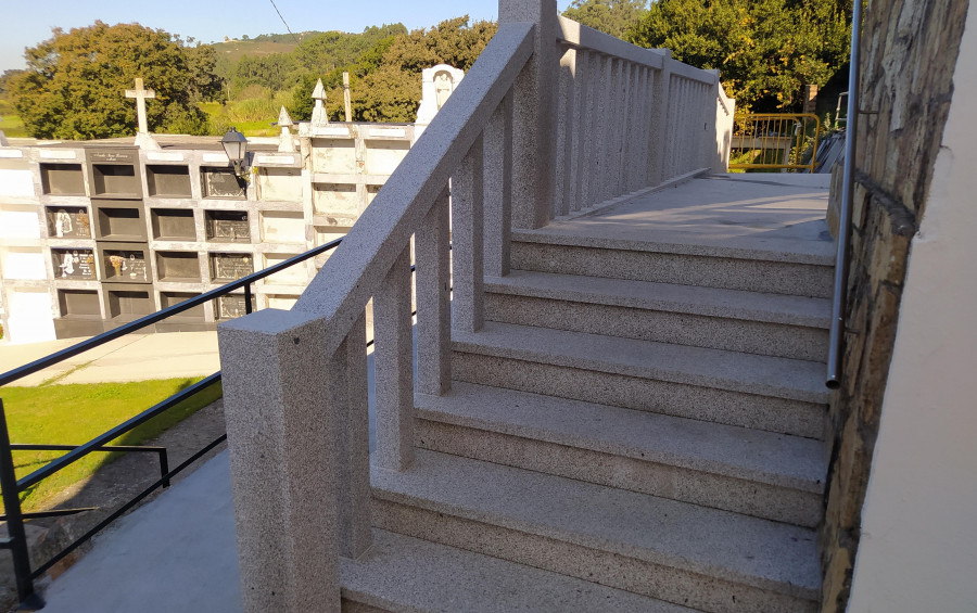 El Concello niega la inacción que denuncian dueños de nichos en el cementerio de Carreira y Aguiño