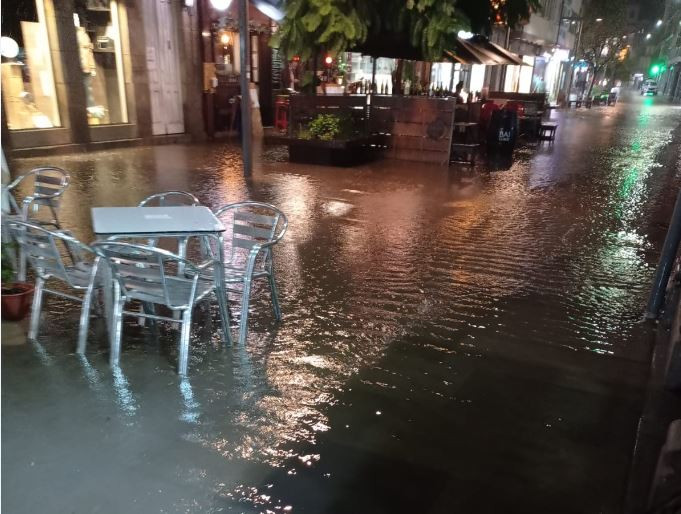Tromba de agua inunda el centro de Vilagarcía