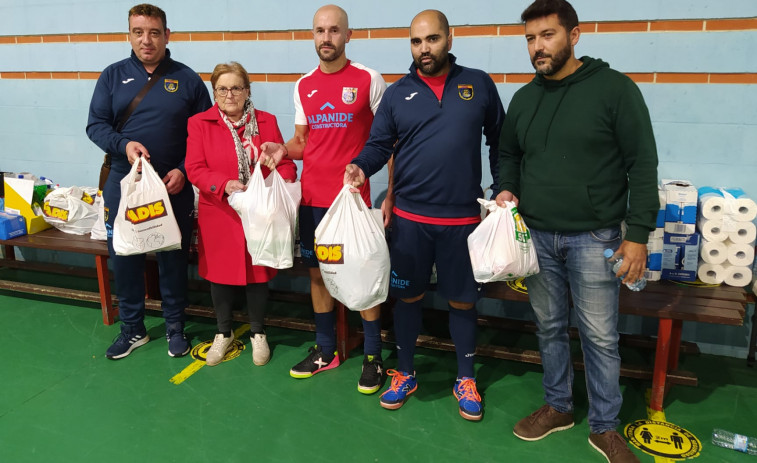 Donan a Cruz Roja Ribeira los alimentos recogidos en un torneo solidario de Agapol Barbanza
