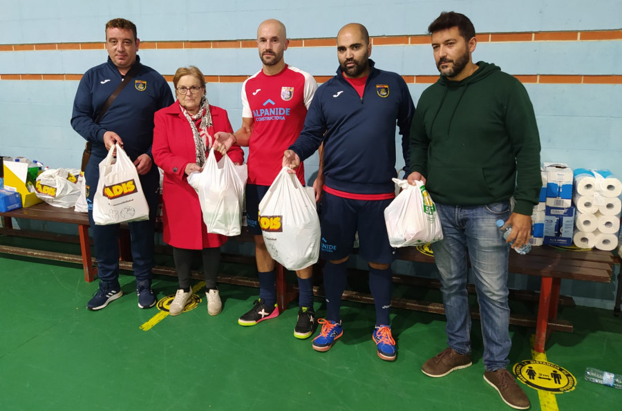 Donan a Cruz Roja Ribeira los alimentos recogidos en un torneo solidario de Agapol Barbanza