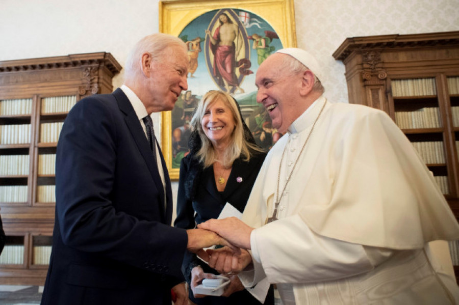 El papa recibe a Joe Biden en el Vaticano como "un buen católico" que debe recibir la comunión