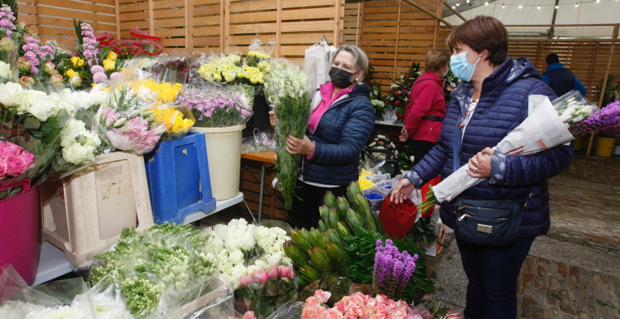 La Praza de Fefiñáns recupera su condición de mercado con el mayor de flores de la comarca