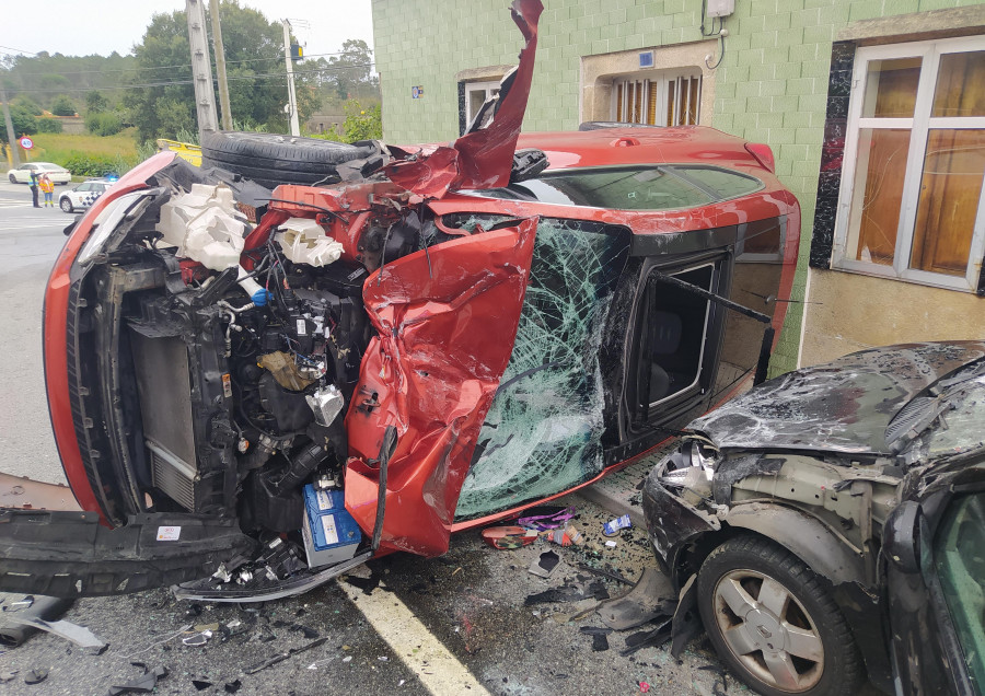 Herido un conductor en un aparatoso accidente en el lugar de Xenxides, en Ribeira